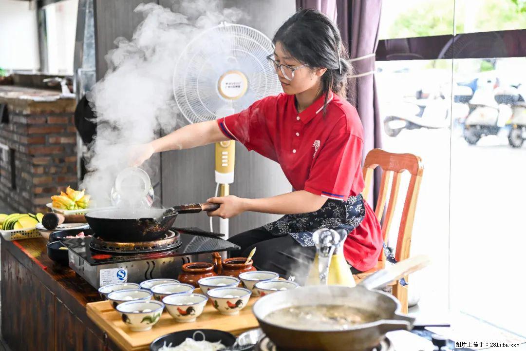全网追的“扁担女孩”，找了一份暑假工，时薪12元 - 嘉兴生活资讯 - 嘉兴28生活网 jx.28life.net